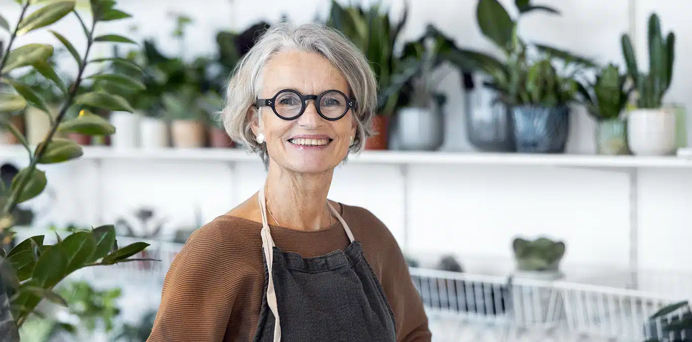 Personas Mayores Emprendiendo: Una Nueva Fuerza Social y Económica en Movimiento